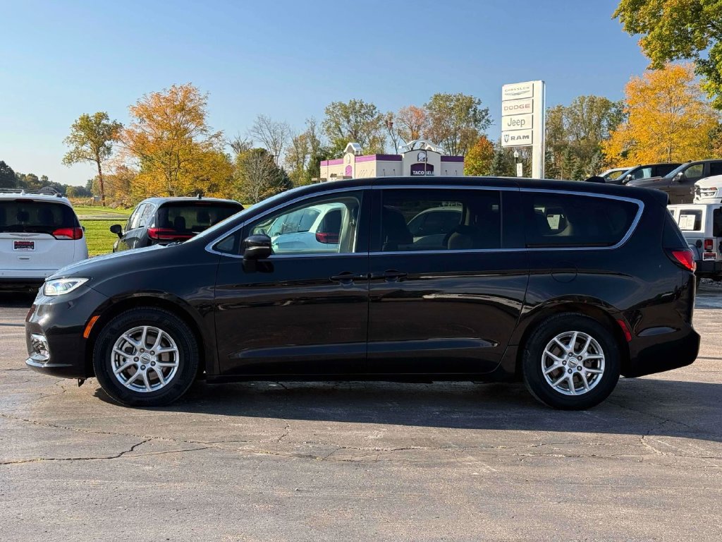 Used 2023 Chrysler Pacifica Touring-L FWD image 8