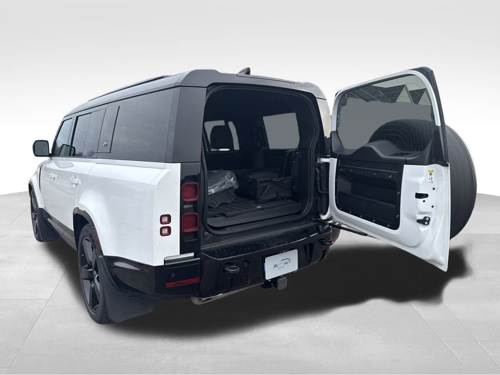 New 2024 Land Rover Defender 130 X-Dynamic SE image 9