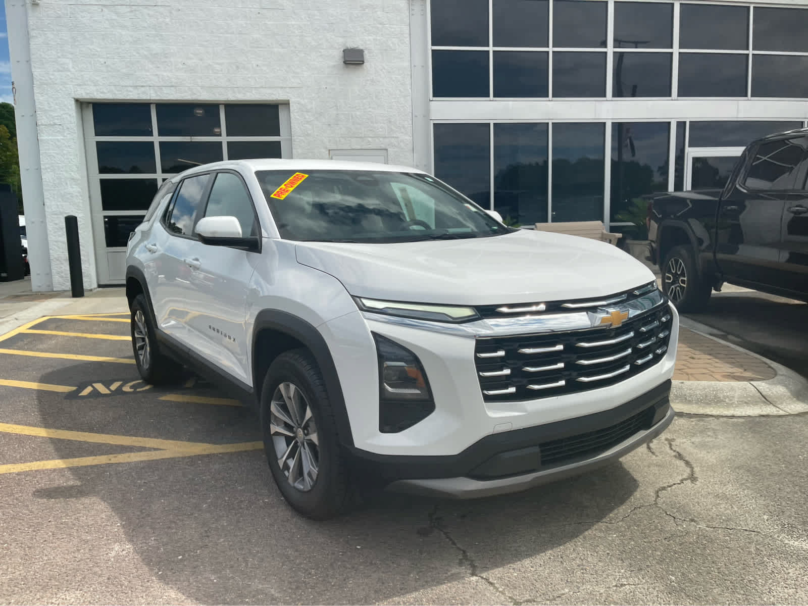 Used 2025 Chevrolet Equinox LT AWD/4WD image 3