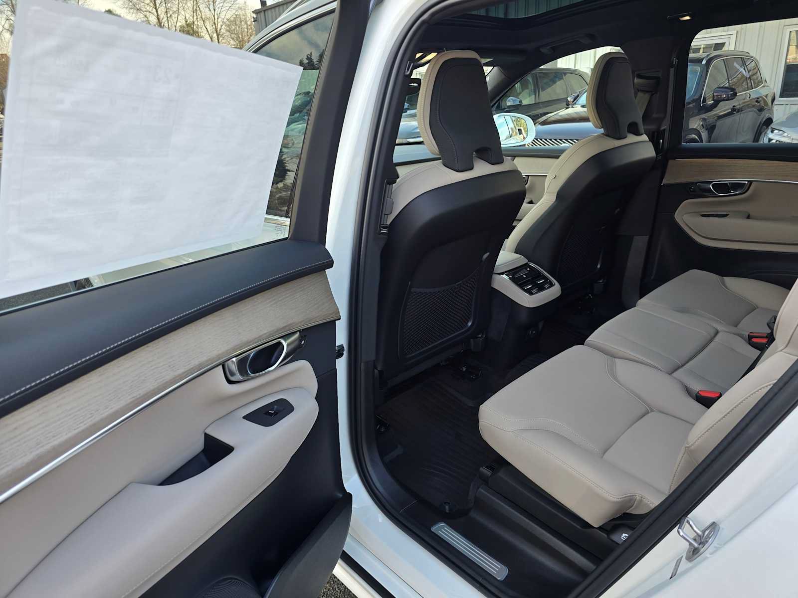 New 2026 Volvo XC90 B6 Plus w/ Protection Package Premier AWD/4WD image 16