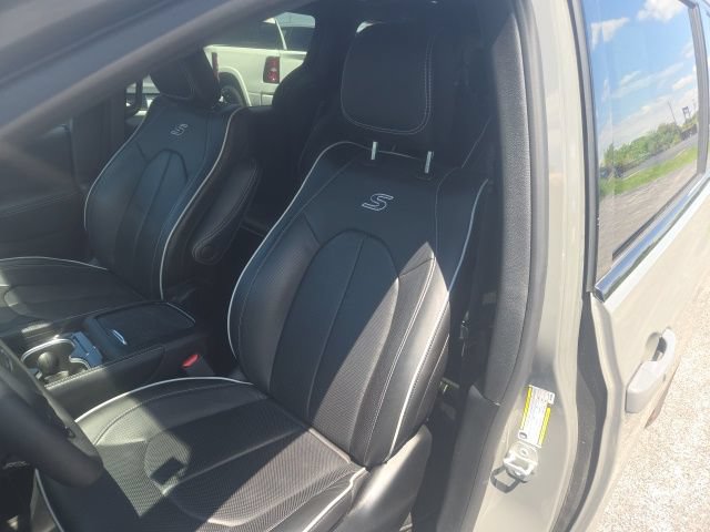 Used 2024 Chrysler Pacifica Premium FWD image 14