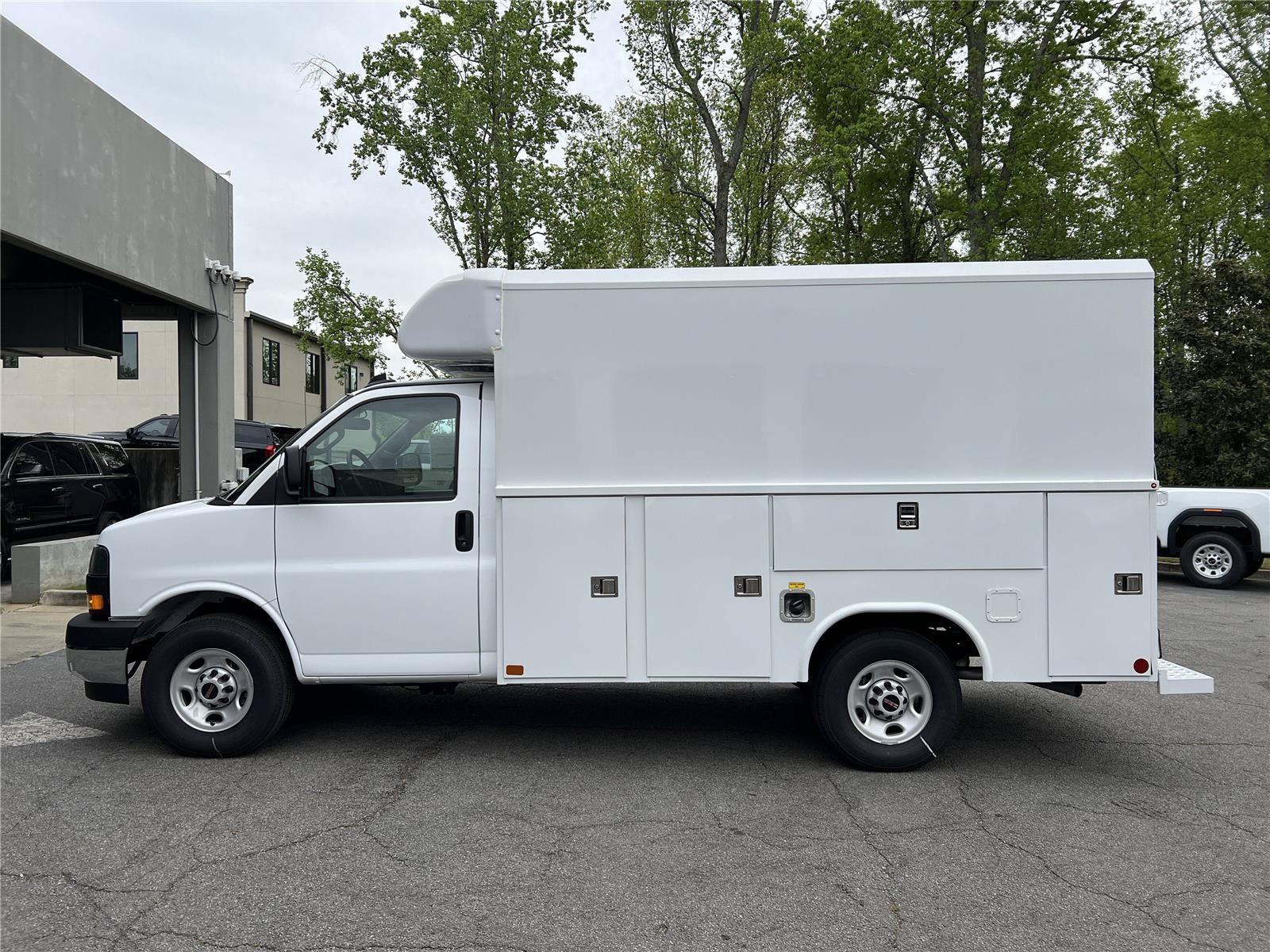 New 2025 GMC Savana 3500 w/ Power Convenience Package RWD image 4