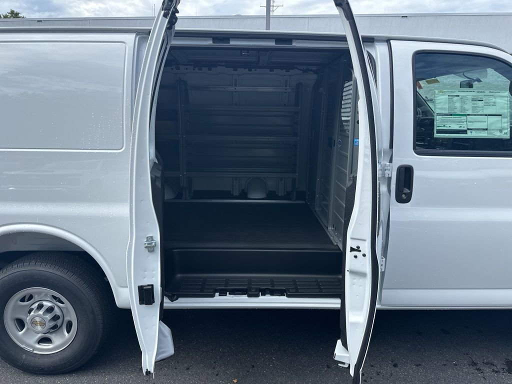 New 2025 Chevrolet Express 2500 Work Van w/ Driver Convenience Package image 20