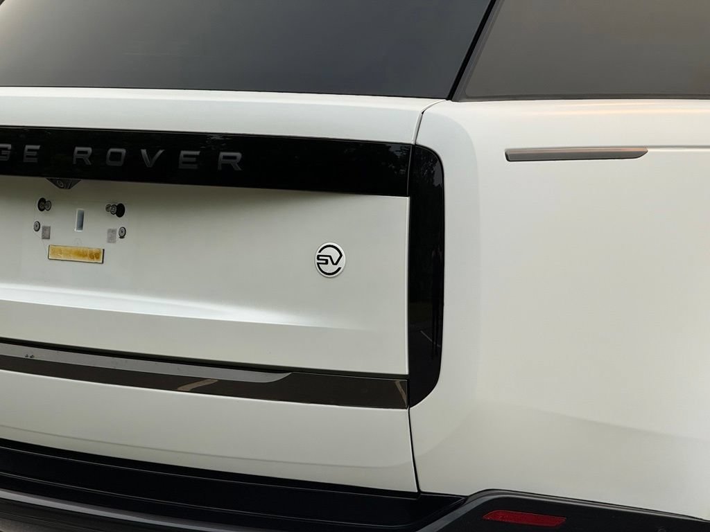 Used 2024 Land Rover Range Rover SV AWD/4WD image 7