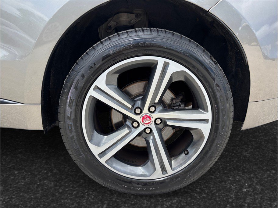Used 2018 Jaguar F-PACE R-Sport AWD/4WD image 16