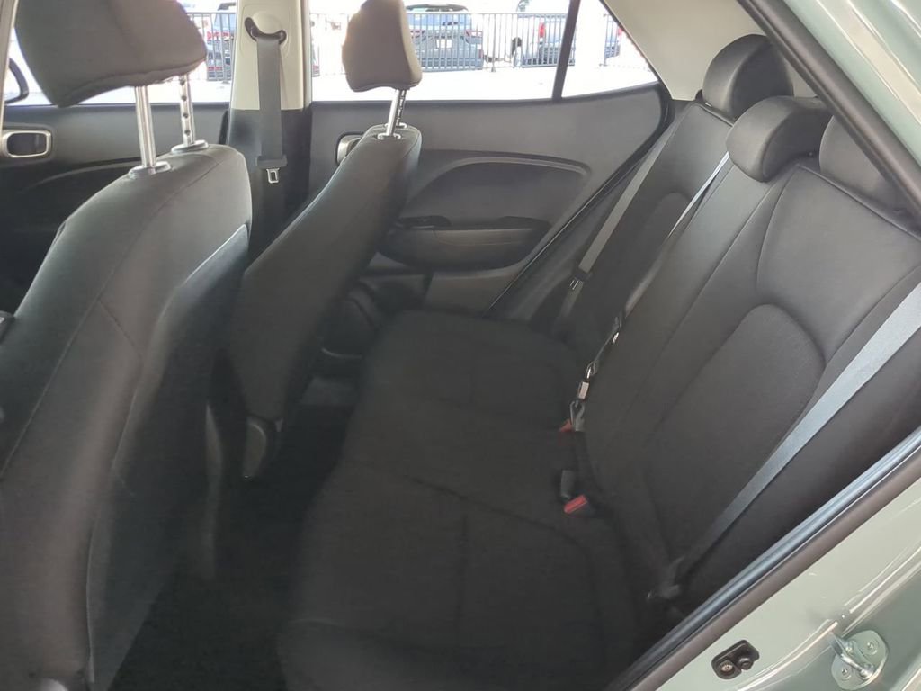 Used 2025 Hyundai Venue SE image 14