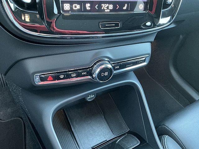 Certified 2025 Volvo XC40 B5 Plus image 24