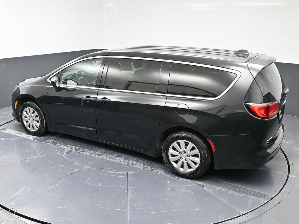 Used 2020 Chrysler Voyager L image 42