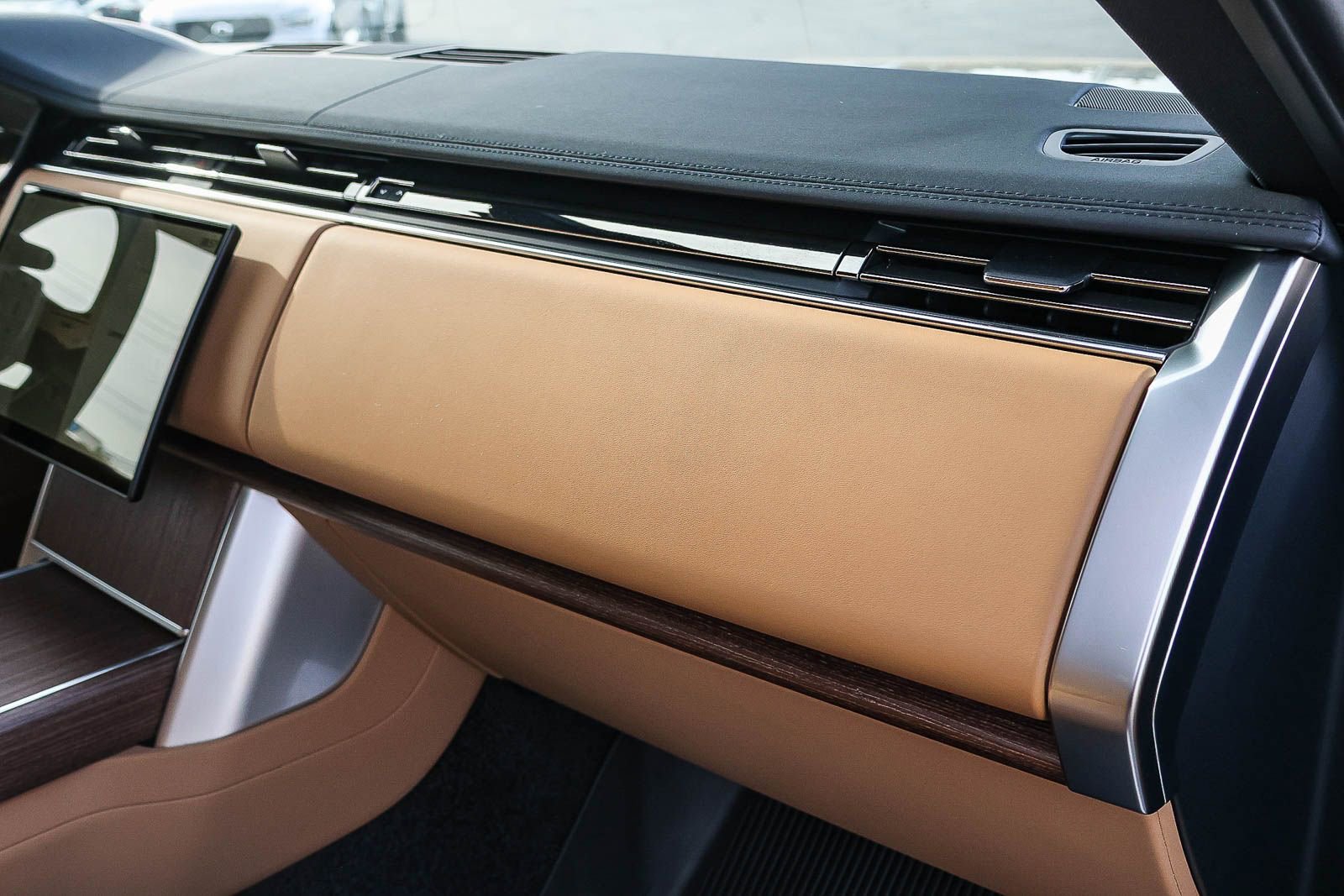 New 2026 Land Rover Range Rover SE image 18