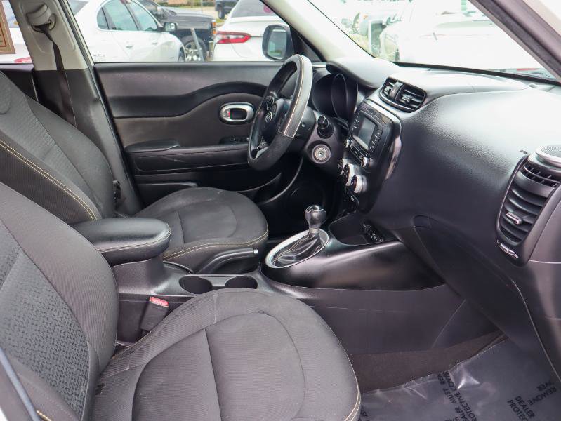 Used 2016 Kia Soul + image 10