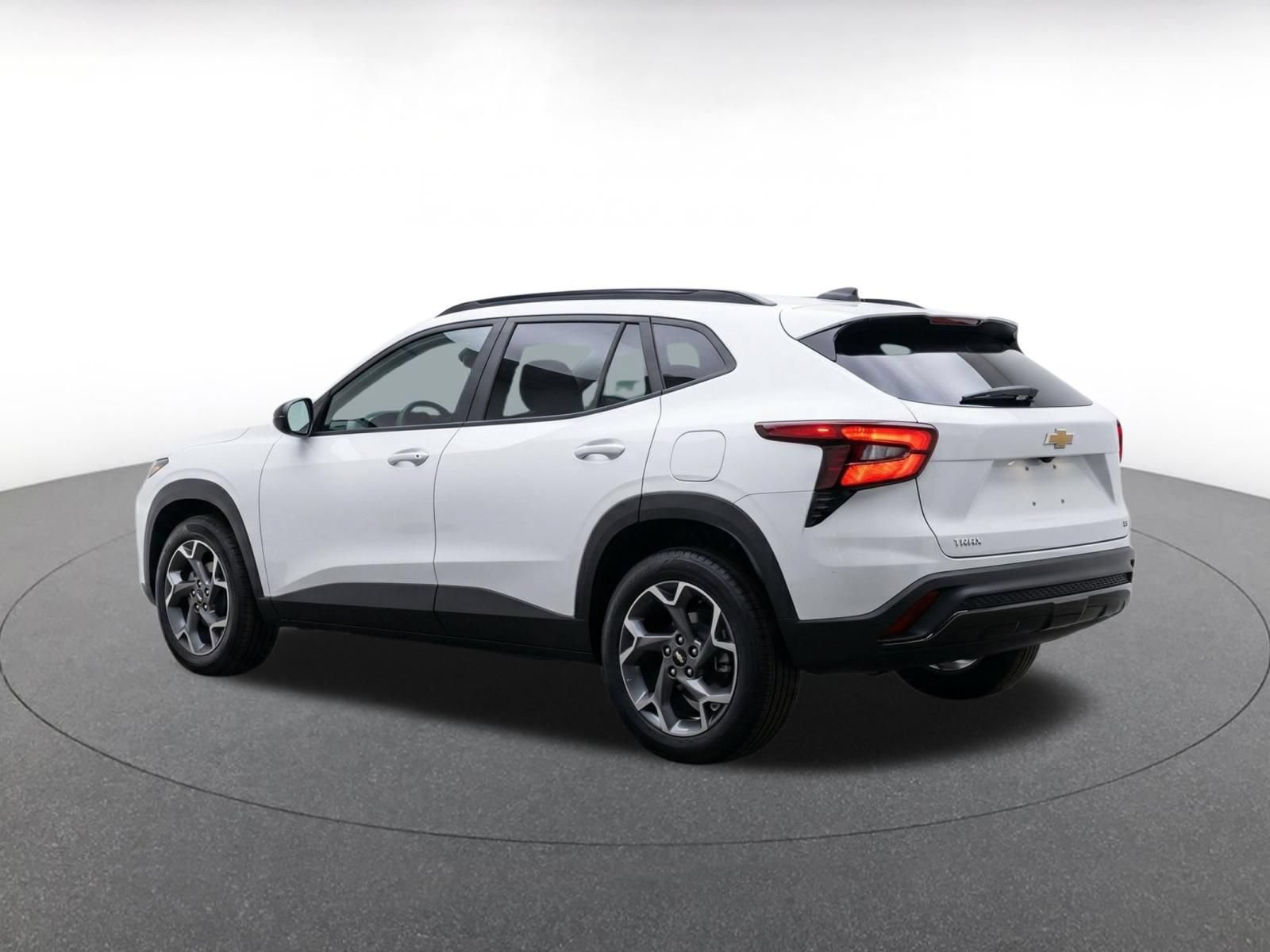 Used 2025 Chevrolet Trax LT FWD image 6