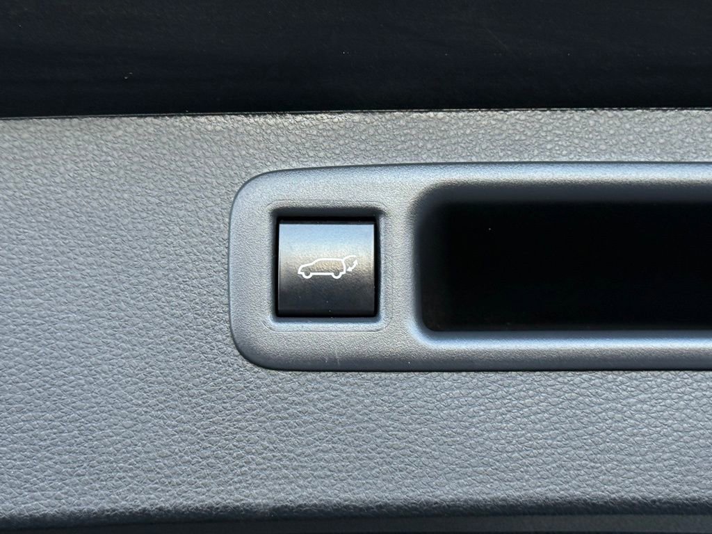 Certified 2023 Toyota Highlander XLE image 16