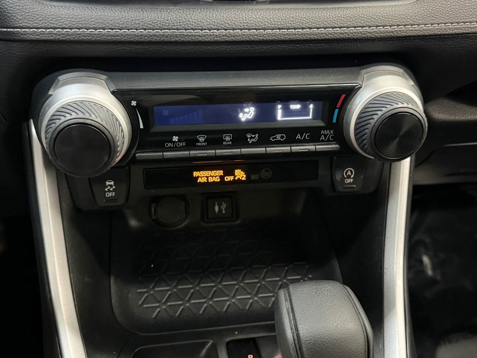 Used 2019 Toyota RAV4 LE w/ Carpet Mat Package AWD/4WD image 34