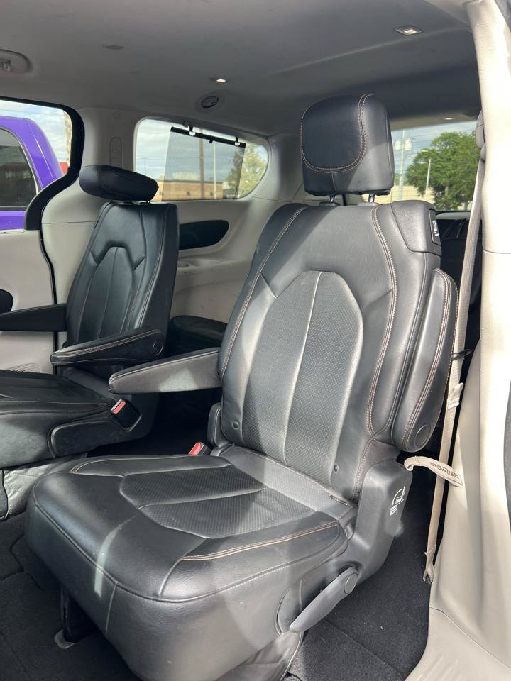 Used 2020 Chrysler Pacifica Touring-L FWD image 7