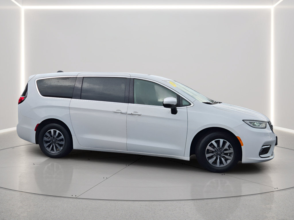 Used 2023 Chrysler Pacifica Touring-L FWD image 4