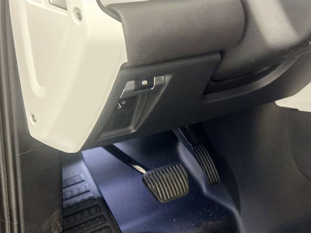 New 2026 Land Rover Defender 130 X-Dynamic SE image 10