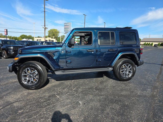 Used 2025 Jeep Wrangler Unlimited Sahara AWD/4WD image 3