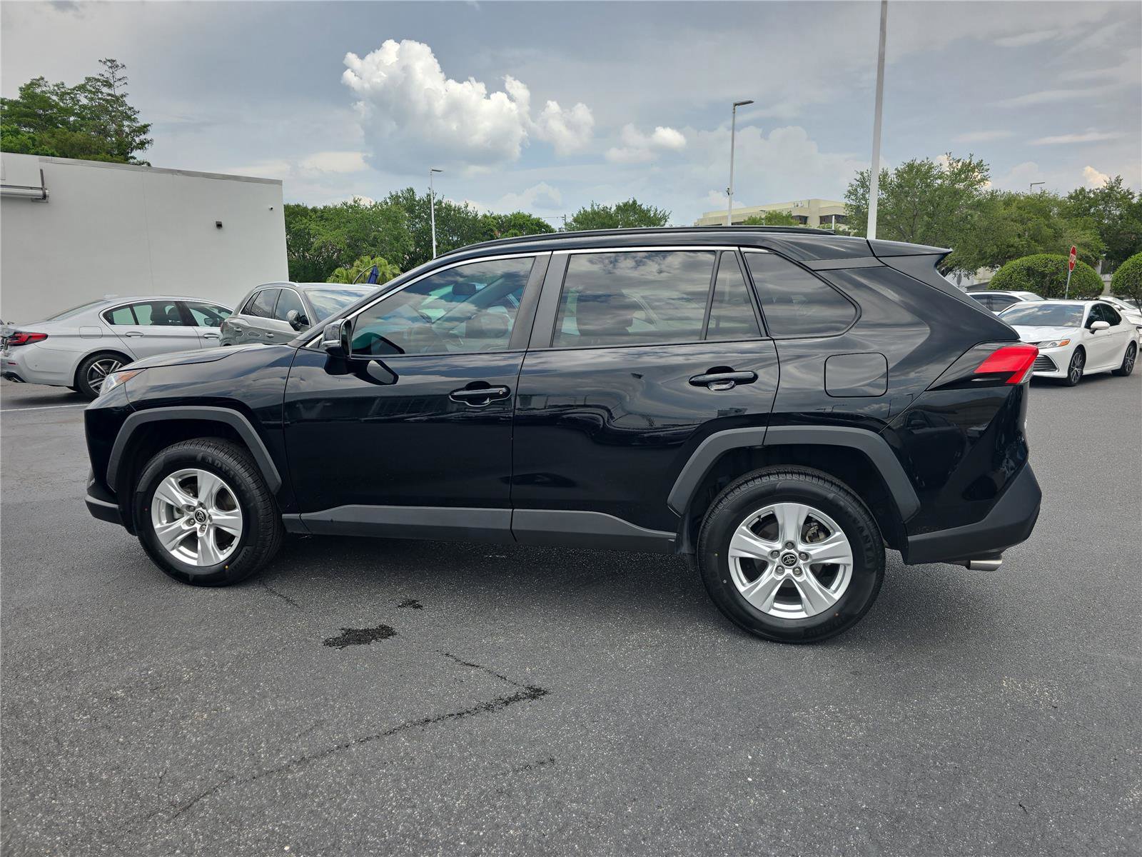 Used 2021 Toyota RAV4 XLE FWD image 5