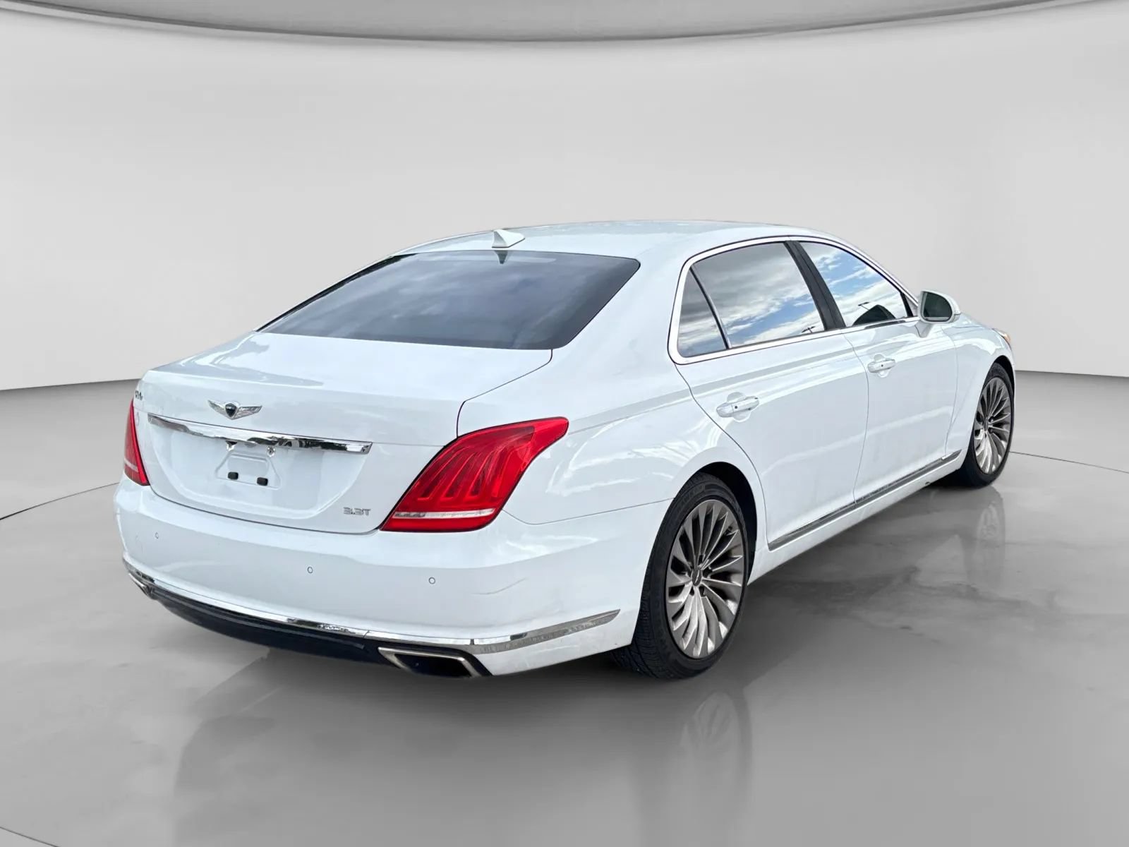 Used 2018 Genesis G90 3.3T Premium RWD image 5