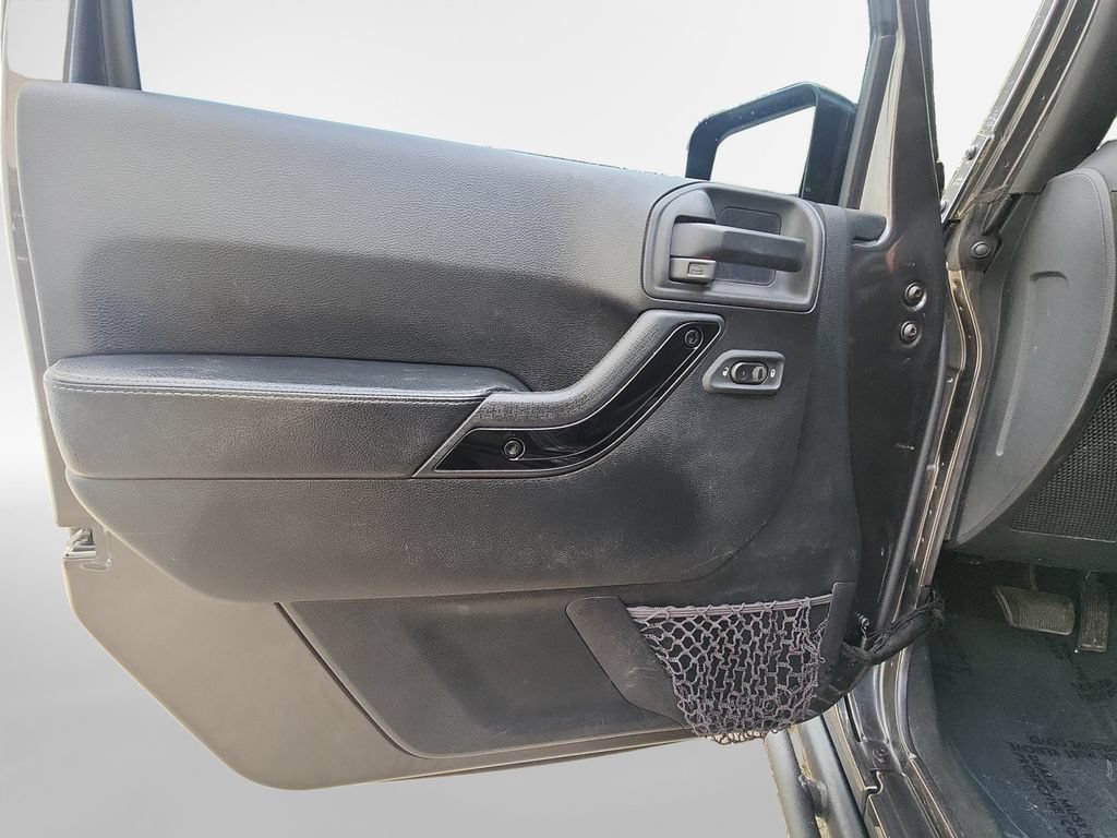 Used 2017 Jeep Wrangler Unlimited Sahara AWD/4WD image 15