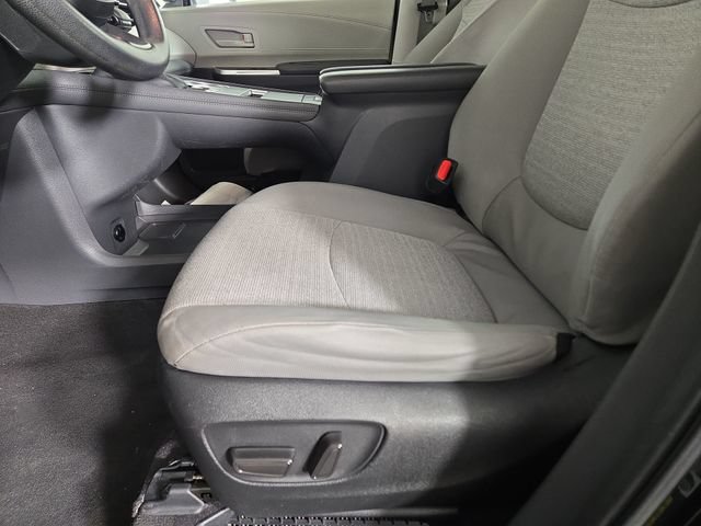Used 2024 Toyota Sienna LE AWD/4WD image 31