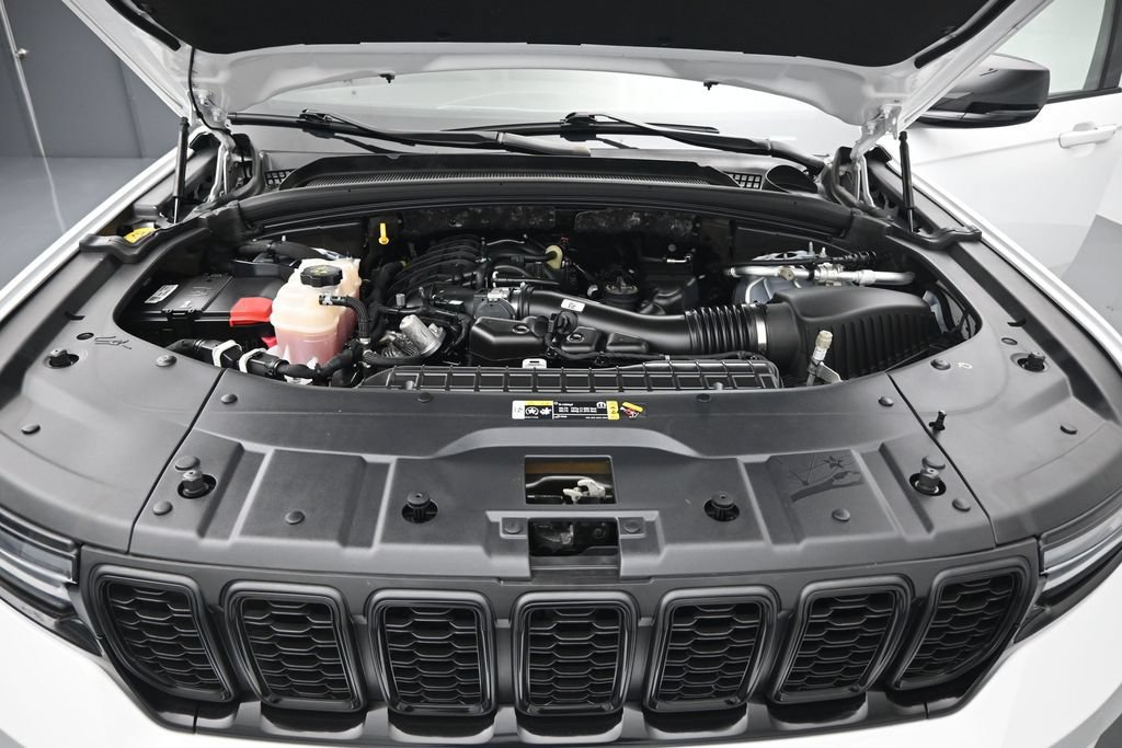 Used 2023 Jeep Grand Cherokee Laredo AWD/4WD image 26