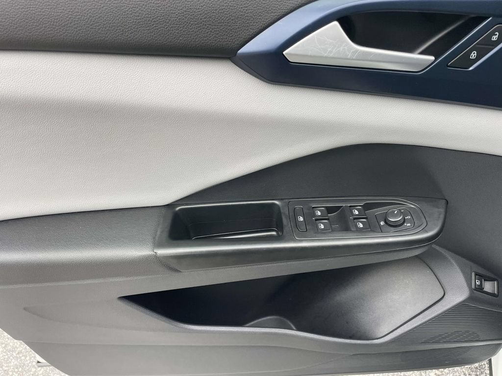 Certified 2023 Volkswagen Taos SE FWD image 19