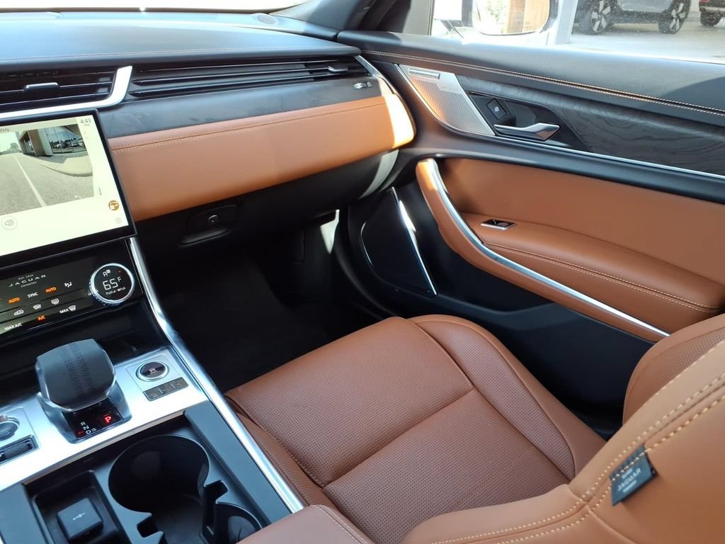 Used 2022 Jaguar XF R-Dynamic SE AWD/4WD image 23