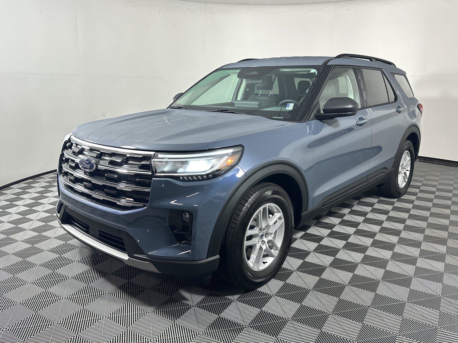 Used 2026 Ford Explorer Active w/ Active Comfort Package RWD image 3