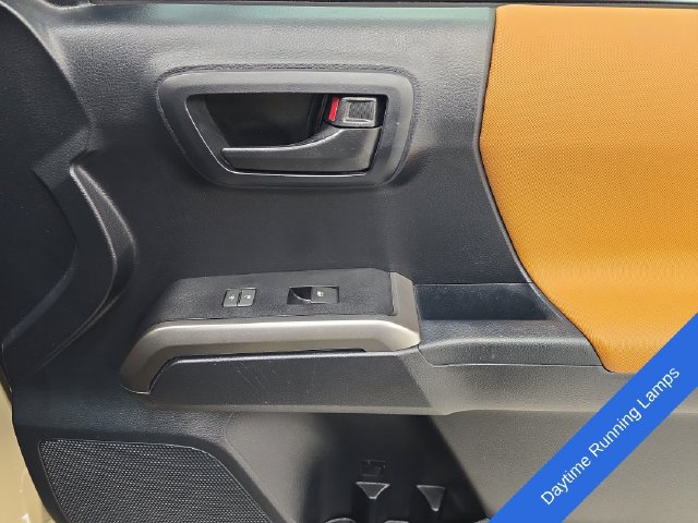 Used 2018 Toyota Tacoma SR5 AWD/4WD image 11