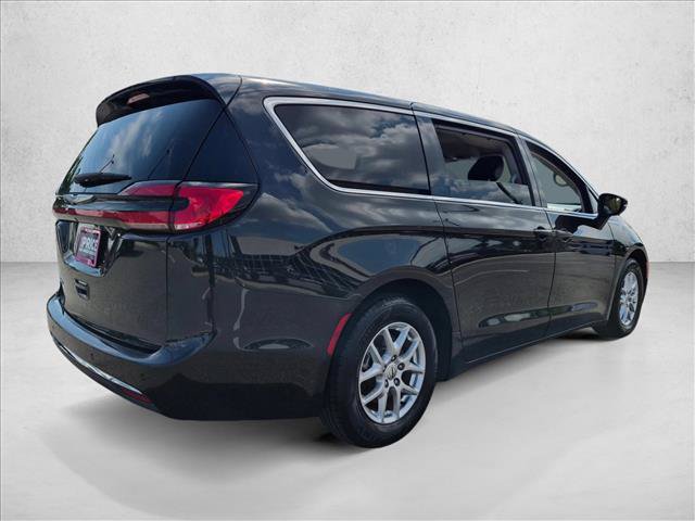 Used 2023 Chrysler Pacifica Touring-L FWD image 5