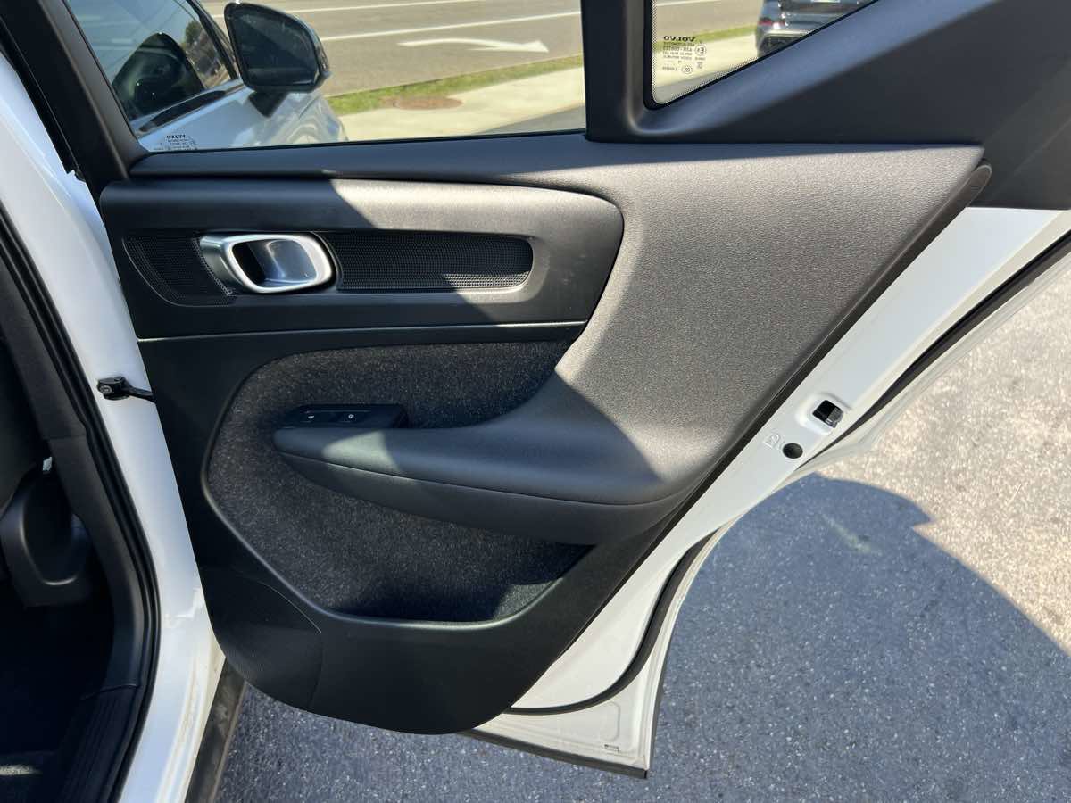 Used 2020 Volvo XC40 T5 R-Design image 18