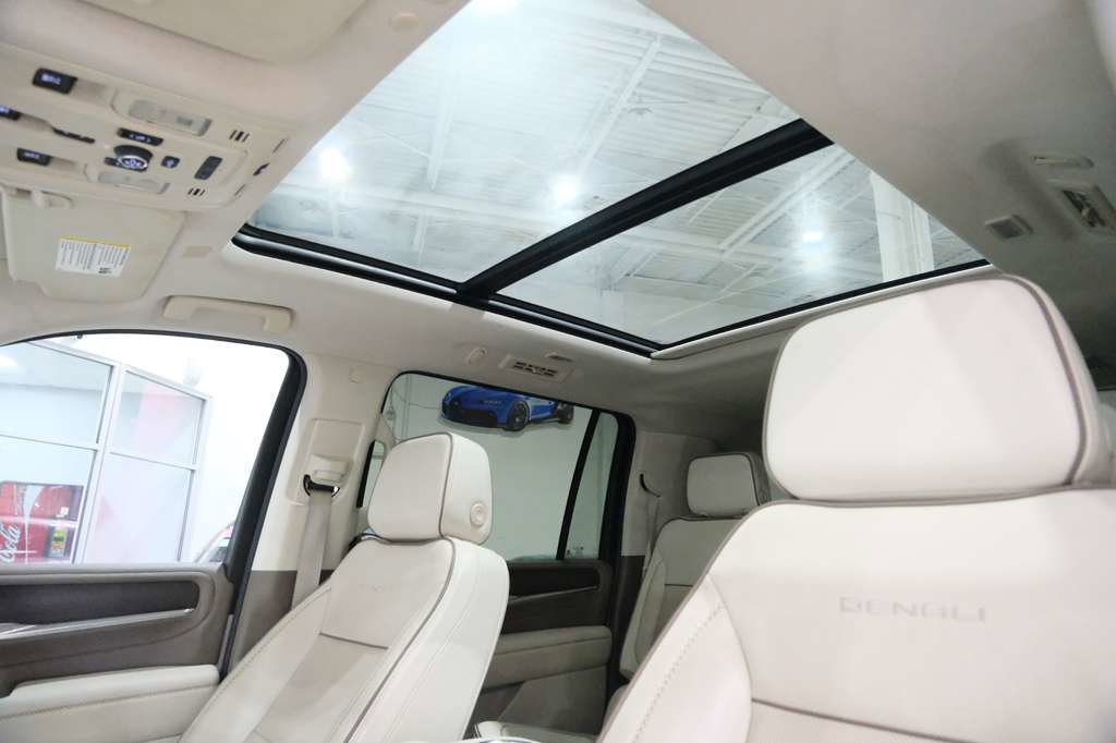 Used 2022 GMC Yukon XL Denali w/ Advanced Technology Package AWD/4WD image 37