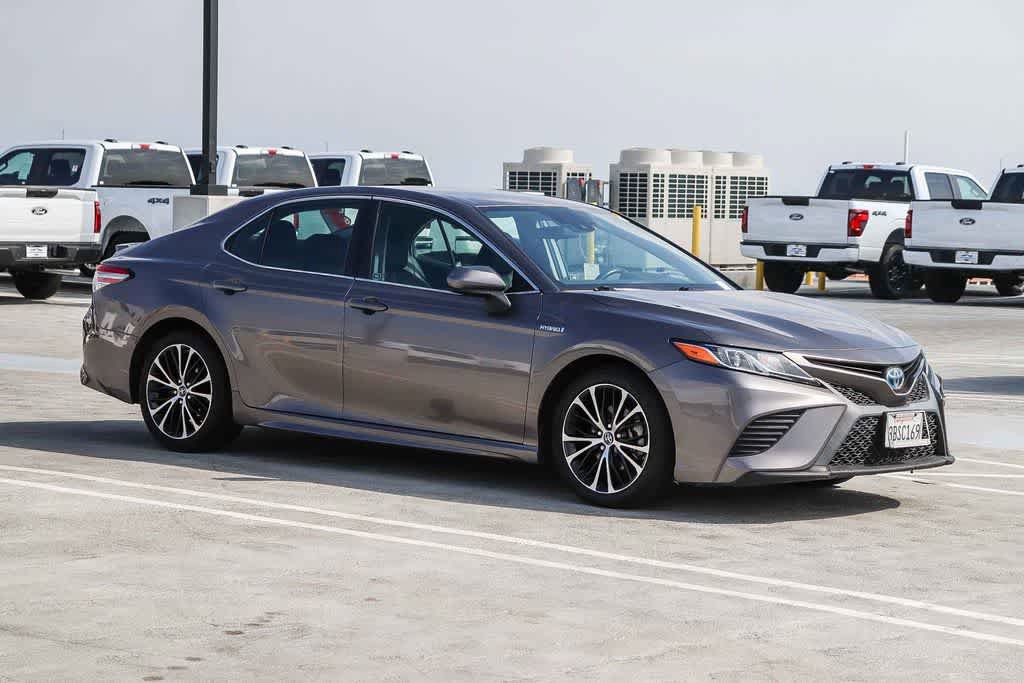 Used 2018 Toyota Camry SE FWD image 2