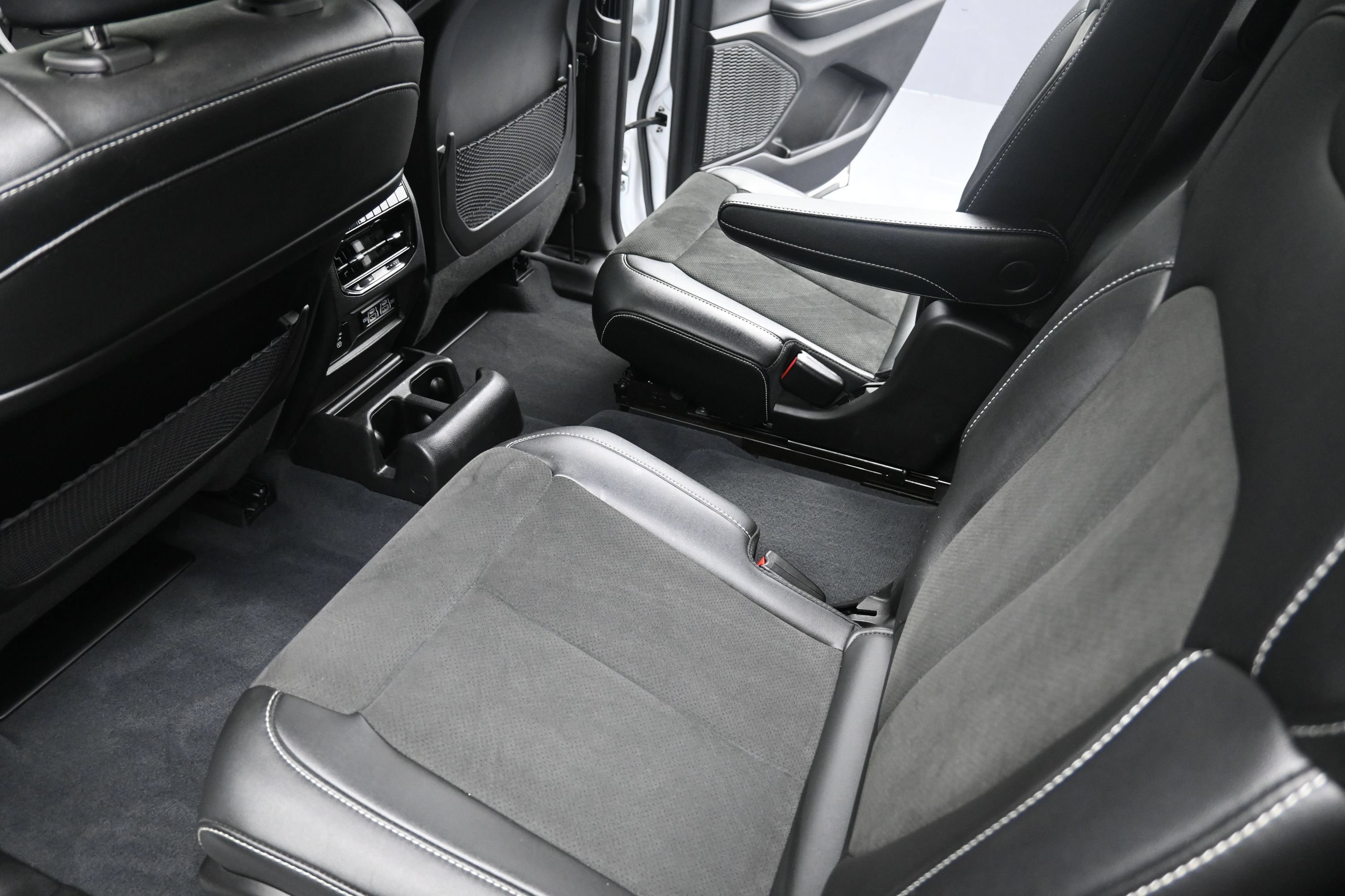 Used 2023 Jeep Grand Cherokee L Laredo AWD/4WD image 37