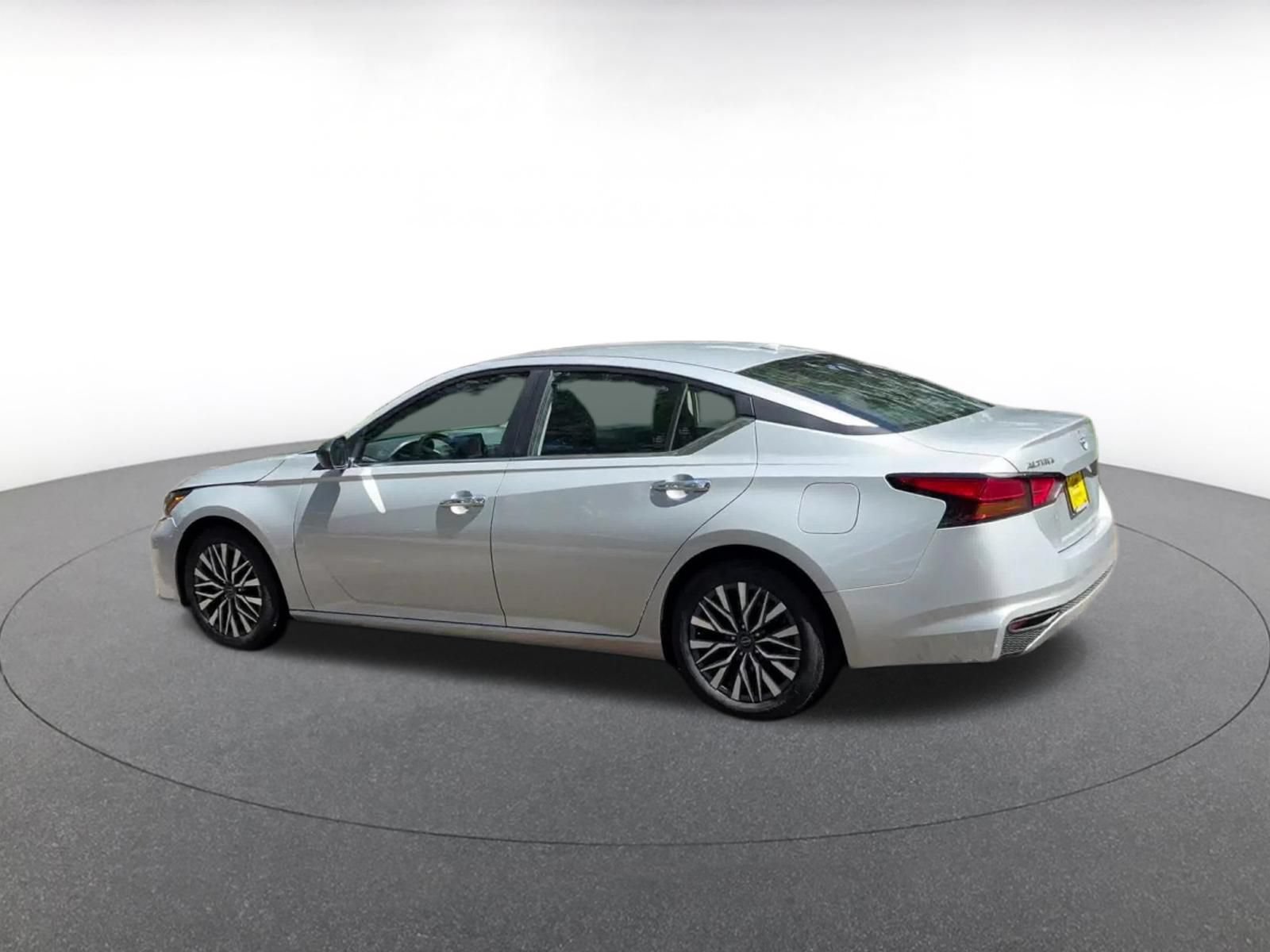 Used 2025 Nissan Altima 2.5 SV FWD image 10