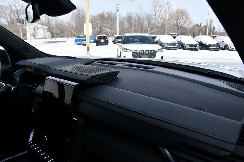 Used 2024 GMC Acadia AT4 w/ Luxury Package image 15