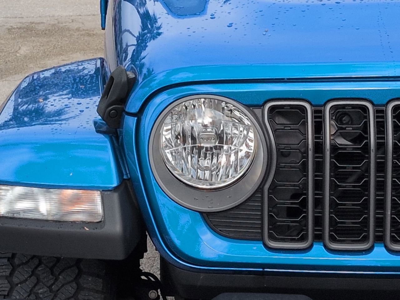 Certified 2025 Jeep Gladiator Sport AWD/4WD image 9