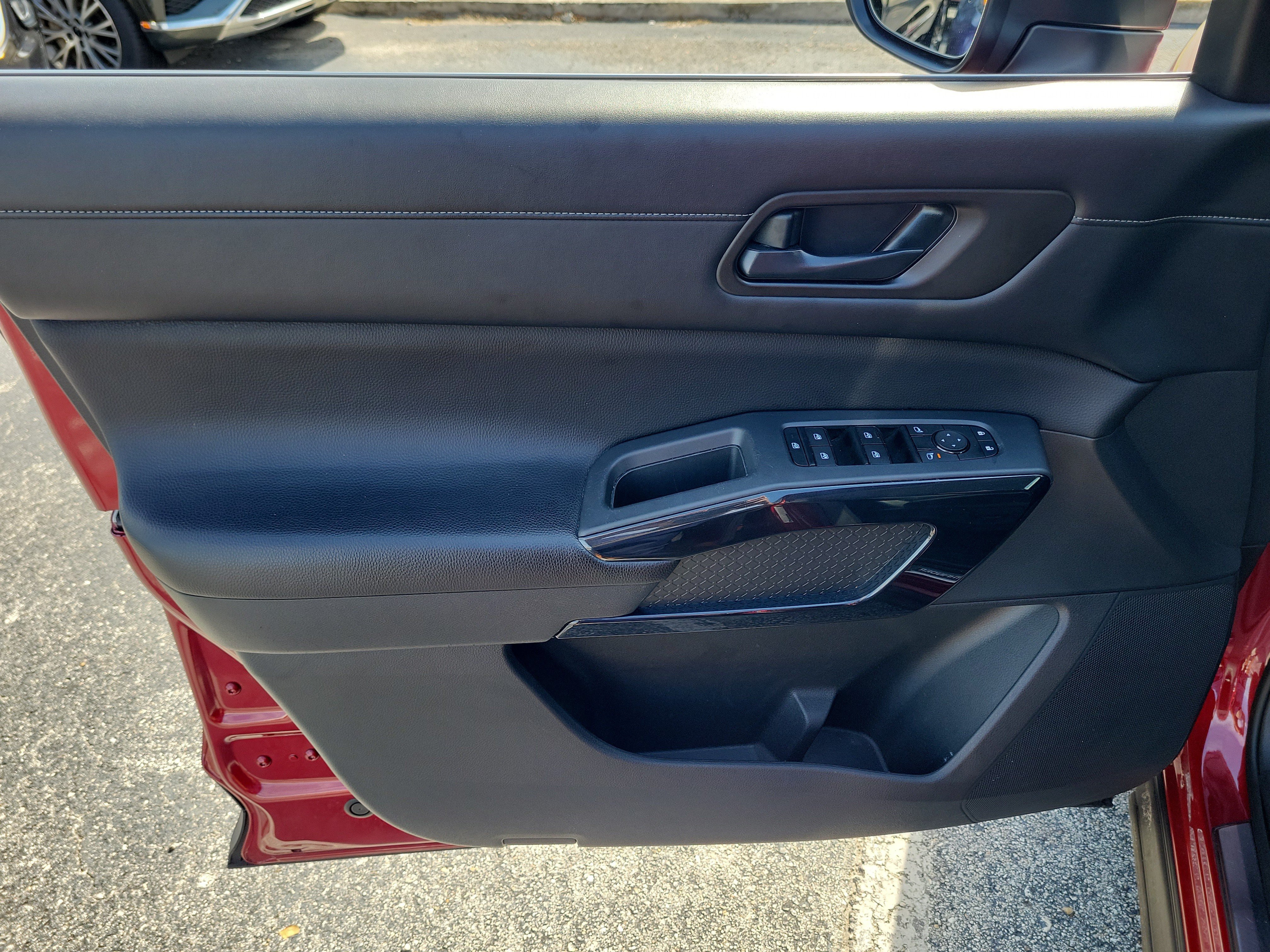 Certified 2024 Nissan Pathfinder SV w/ SV Premium Package FWD image 10