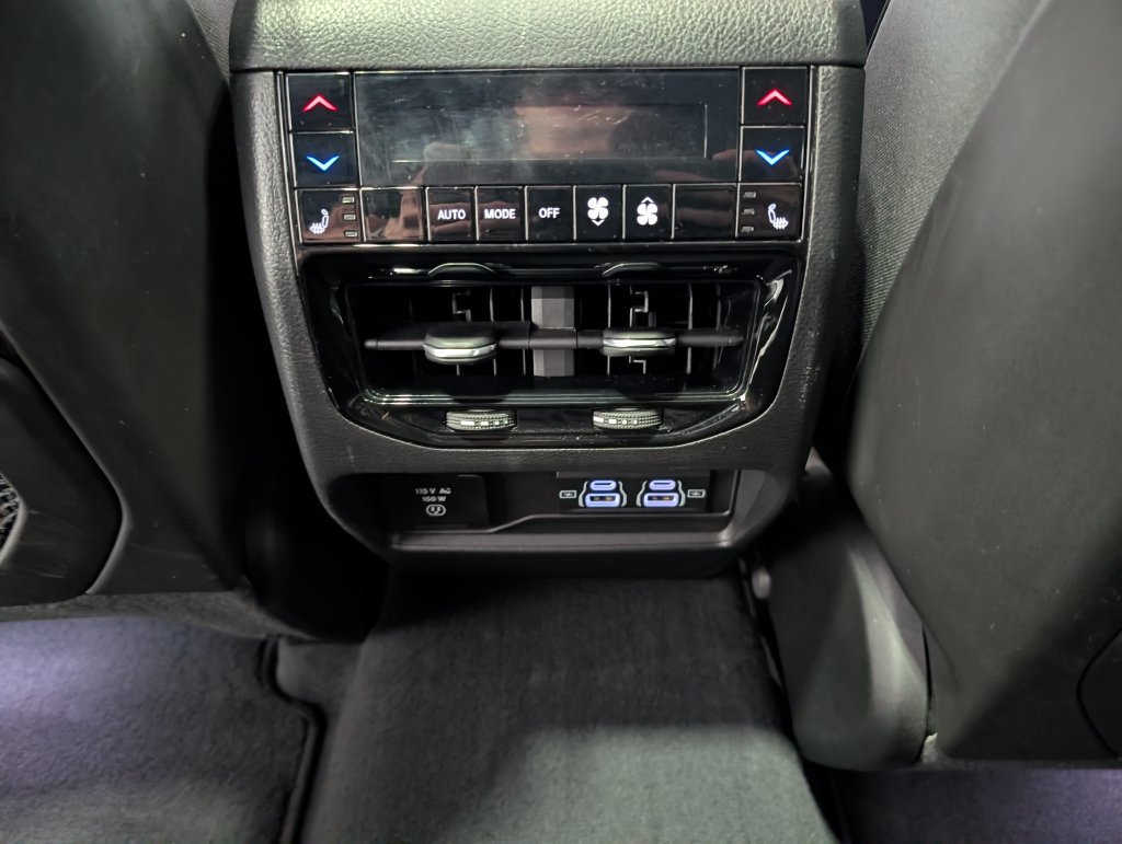 Used 2023 Jeep Grand Cherokee Overland w/ Advanced Protech Group III AWD/4WD image 11