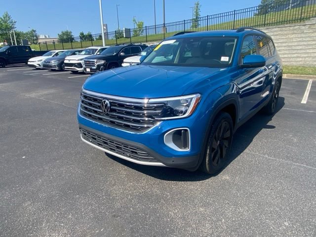 Certified 2026 Volkswagen Atlas SE w/ Panoramic Sunroof Package FWD image 2