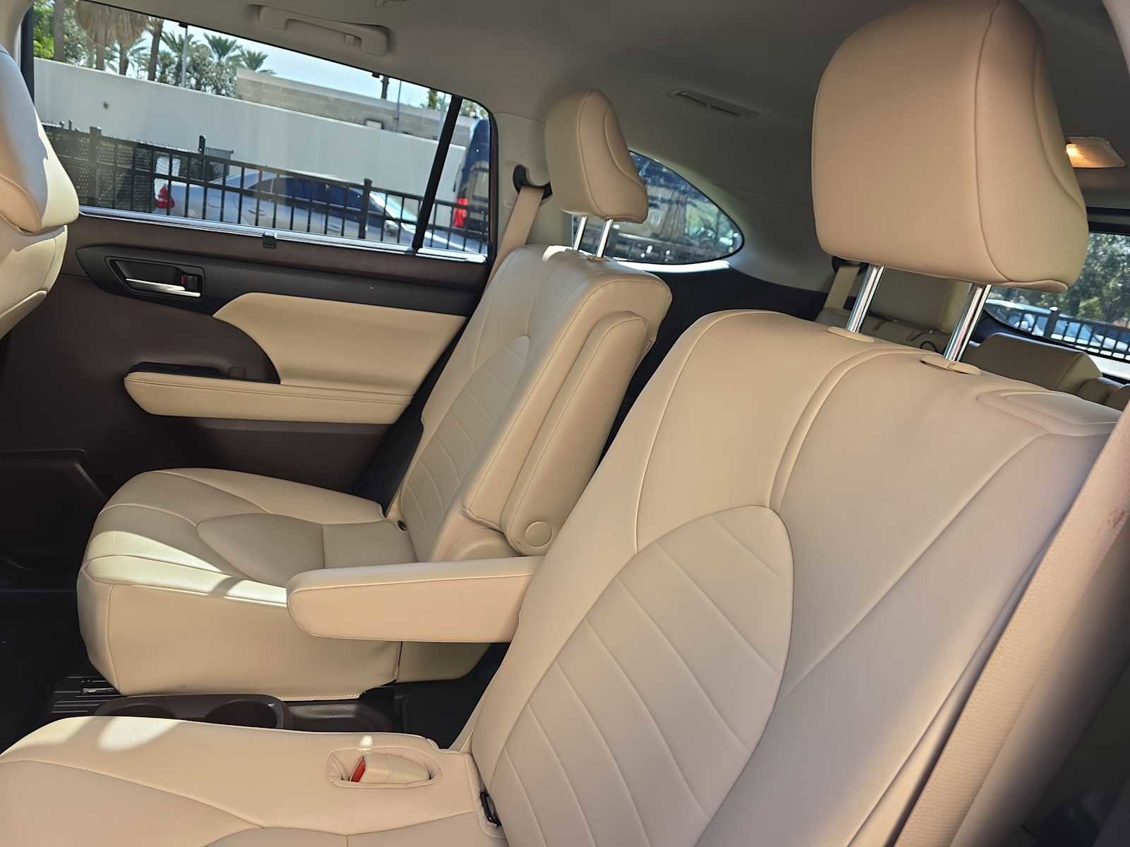 Used 2021 Toyota Highlander XLE image 13