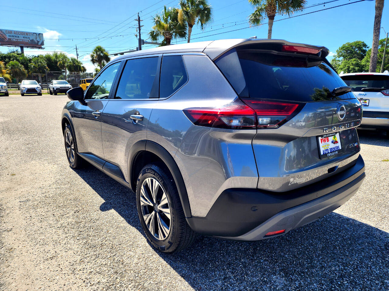 Used 2023 Nissan Rogue SV image 3