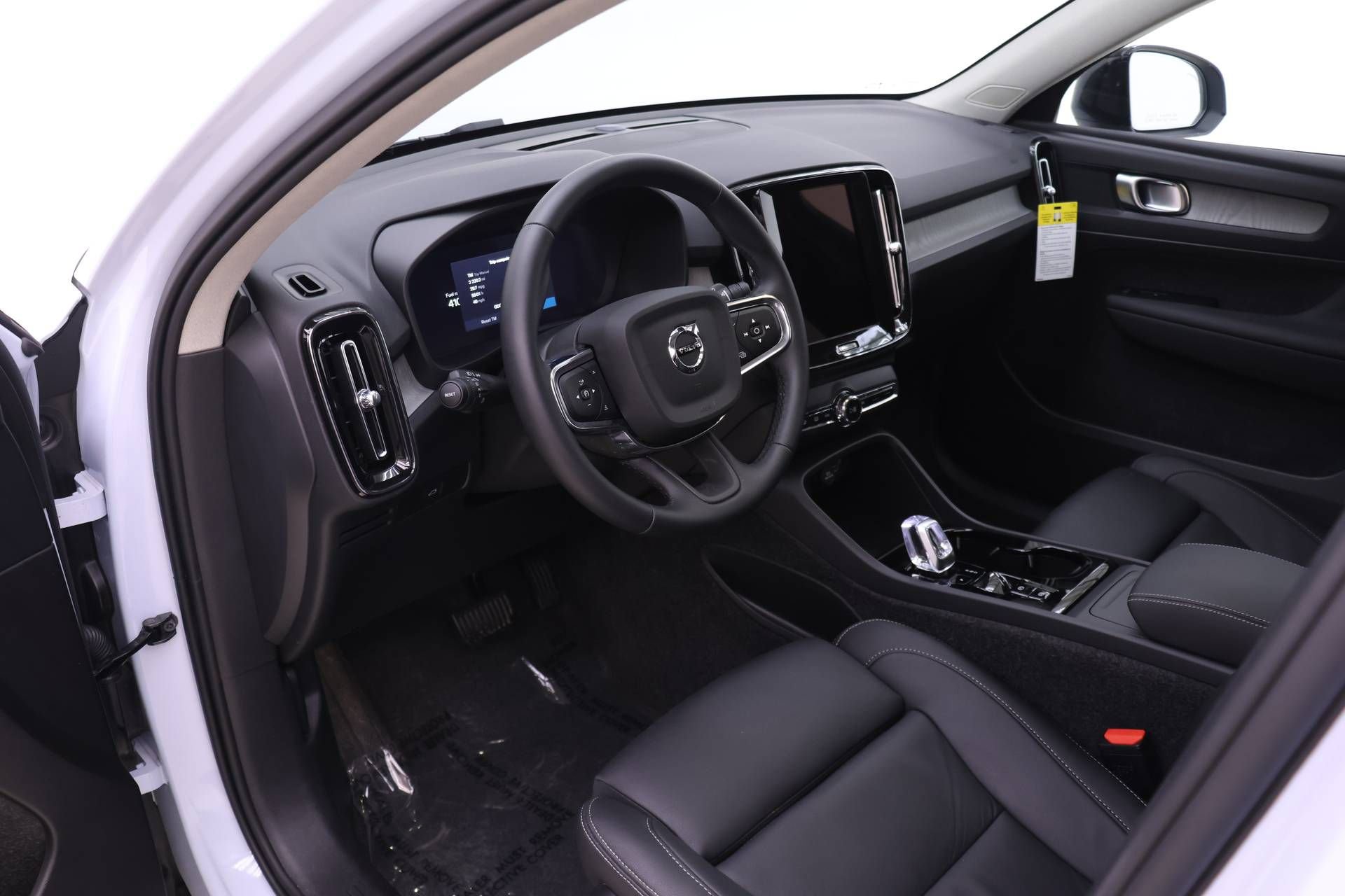 New 2026 Volvo XC40 B5 Plus AWD/4WD image 6
