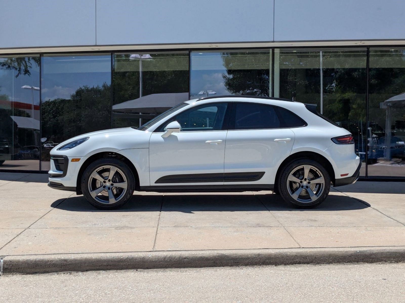 Used 2025 Porsche Macan image 2
