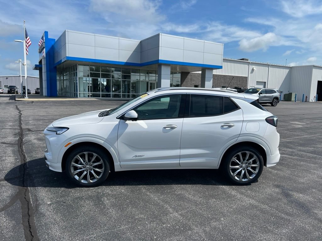 Used 2025 Buick Encore GX Avenir w/ Avenir Technology Package AWD/4WD image 4