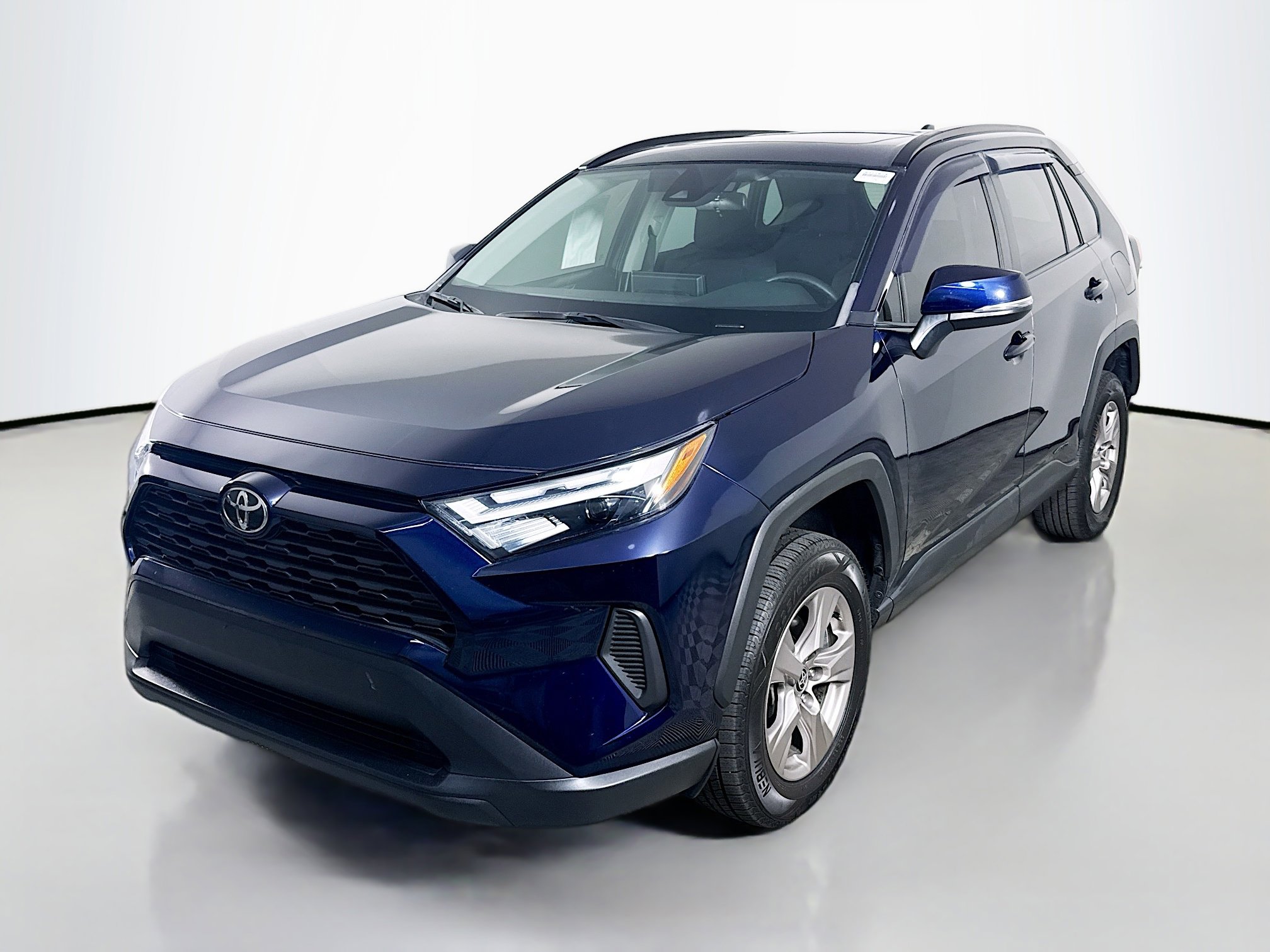 Used 2022 Toyota RAV4 XLE w/ Convenience Package image 4