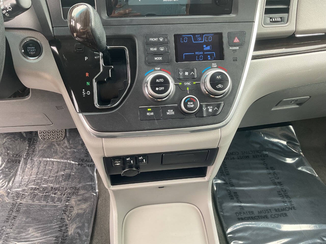 Used 2015 Toyota Sienna XLE FWD image 23