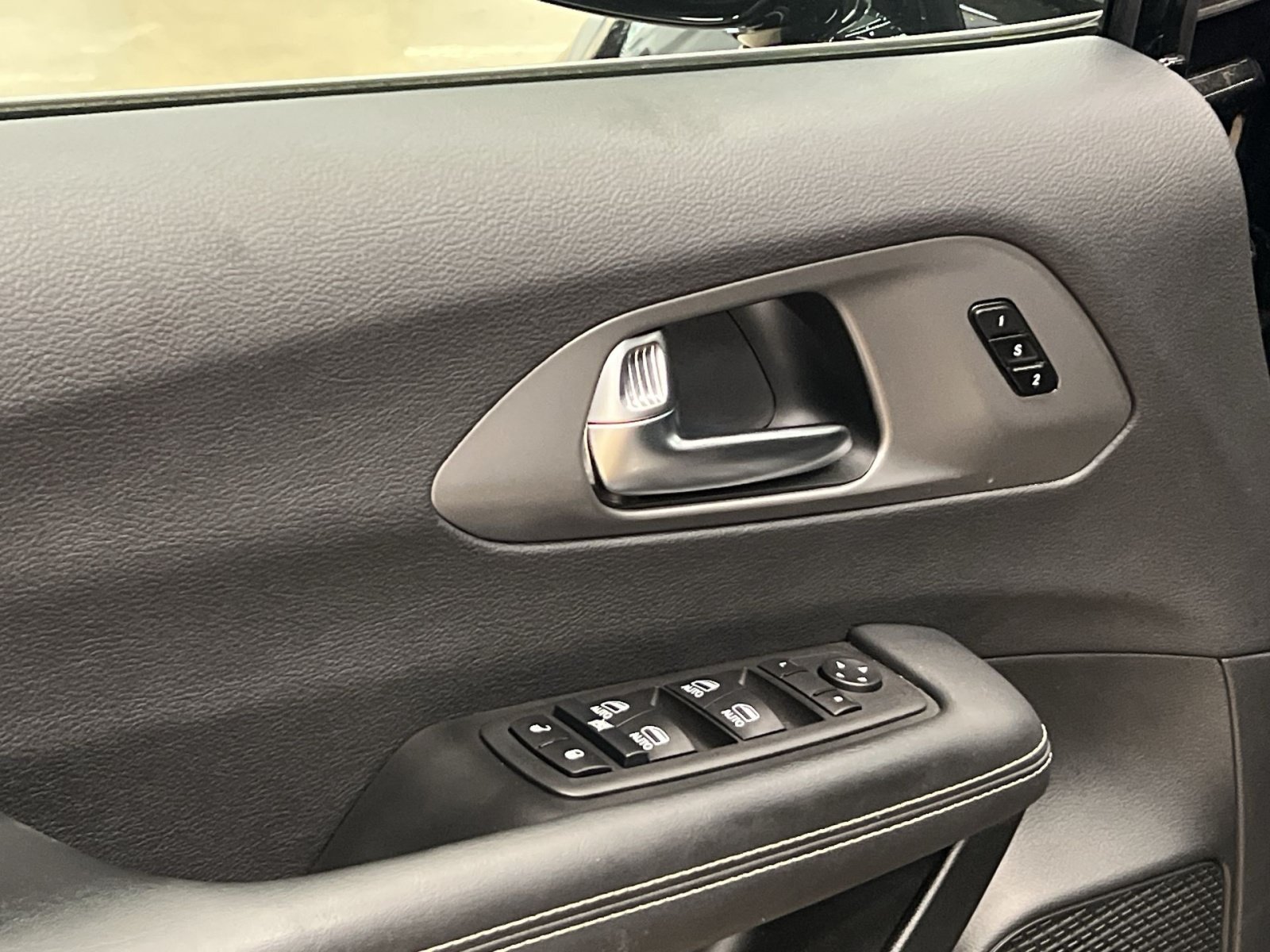 Used 2025 Chrysler Pacifica Select FWD image 13