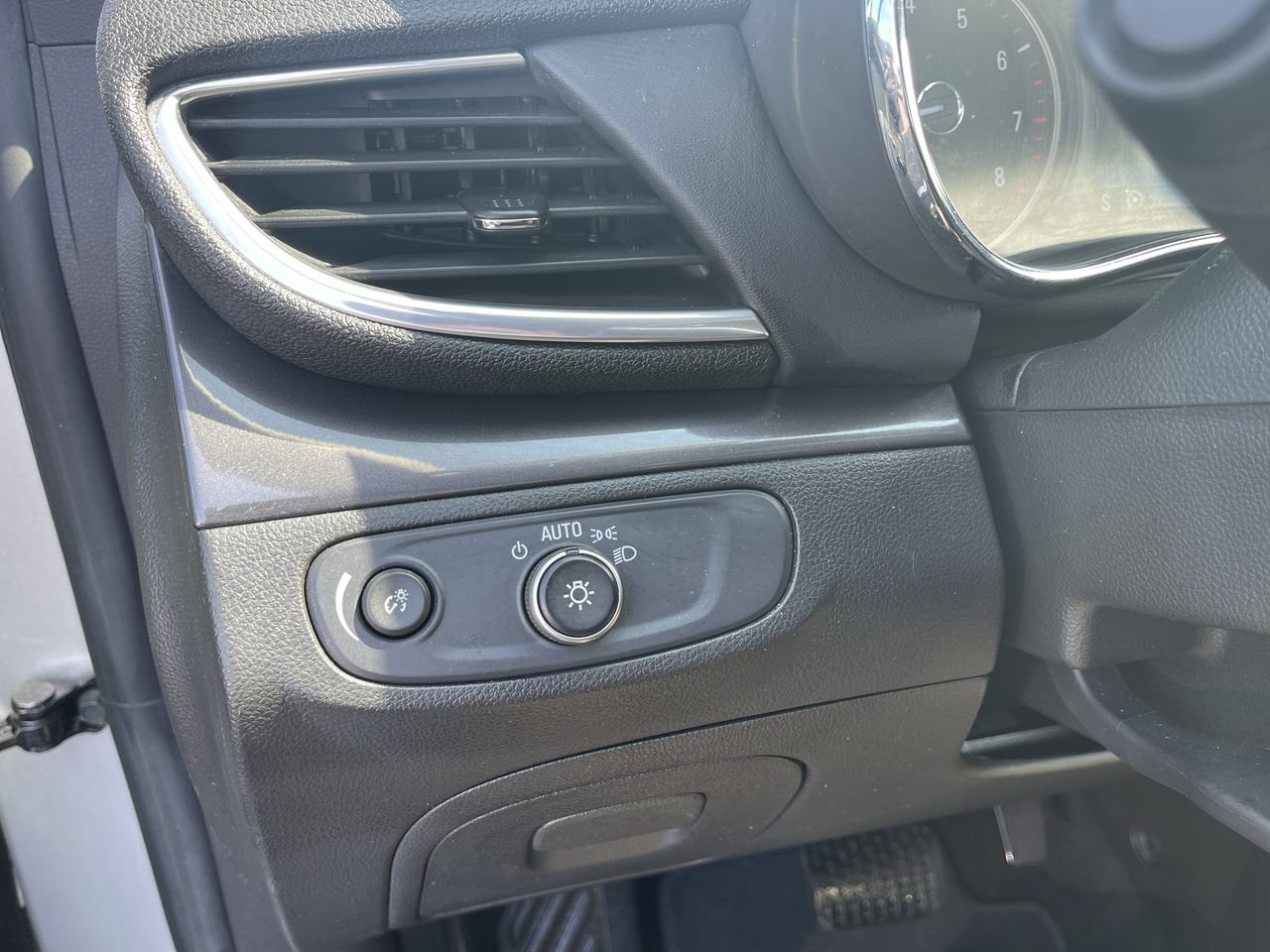 Used 2020 Buick Encore Preferred w/ Safety Package FWD image 18